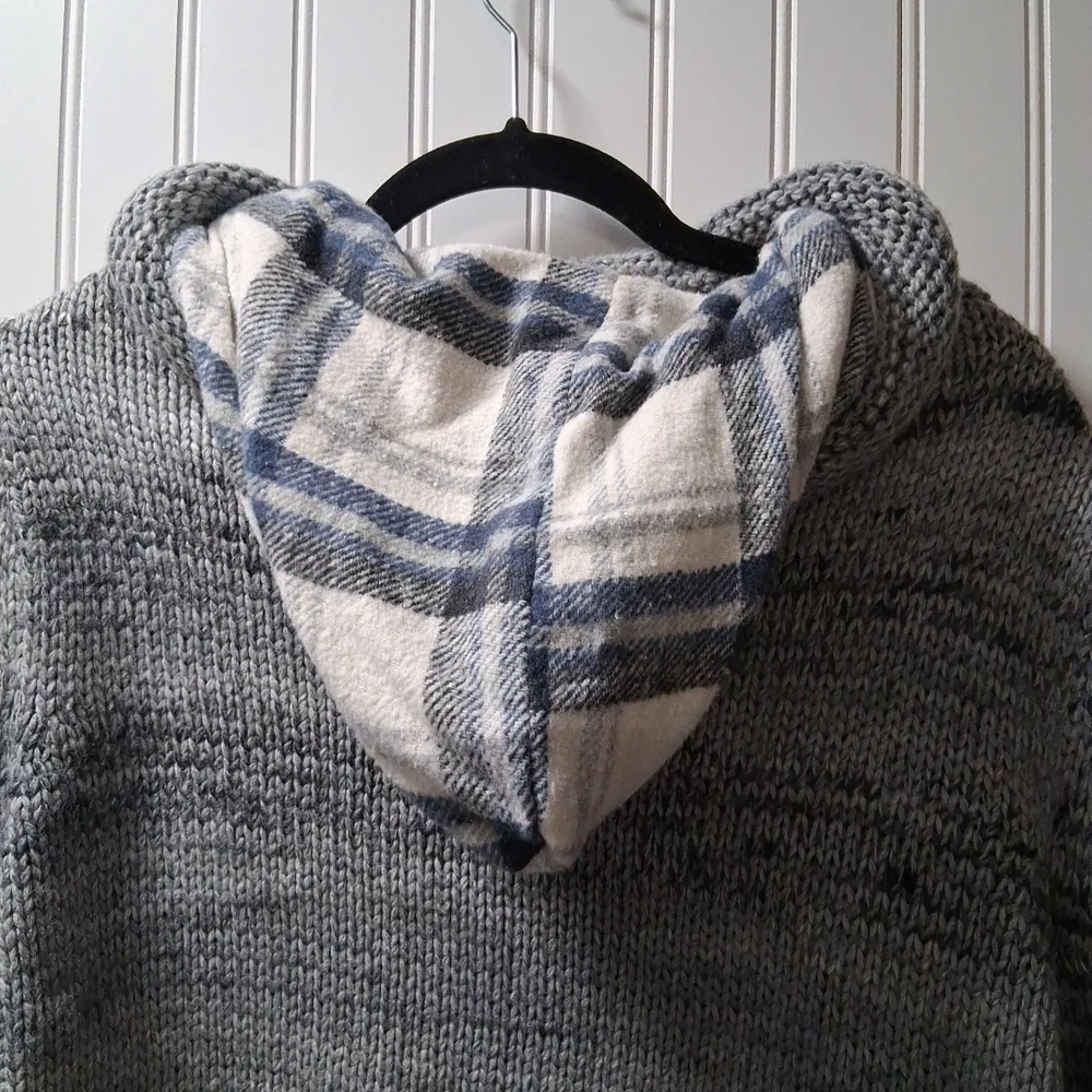 Men's Gray Cable Knit Sweater with Button Detail - Picture 6 of 16